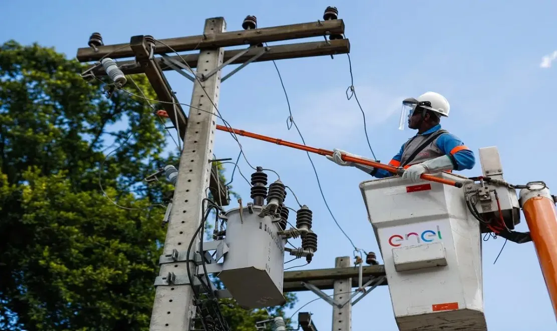 Para combater a prática de furto de componentes da rede elétrica, a Enel tem adotado medidas estratégicas, como a substituição de cabos por materiais com menor valor comercial