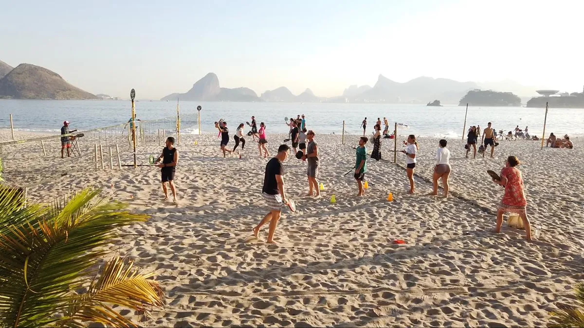 Ralff Abreu com alunos da escola, que estarão em atividade nesse sábado (11)