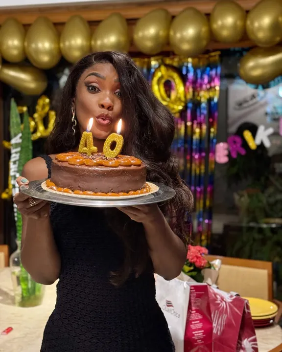 Atriz compartilhou o momento especial preparado pelos enteados e recebeu uma enxurrada de elogios pela aparência jovial