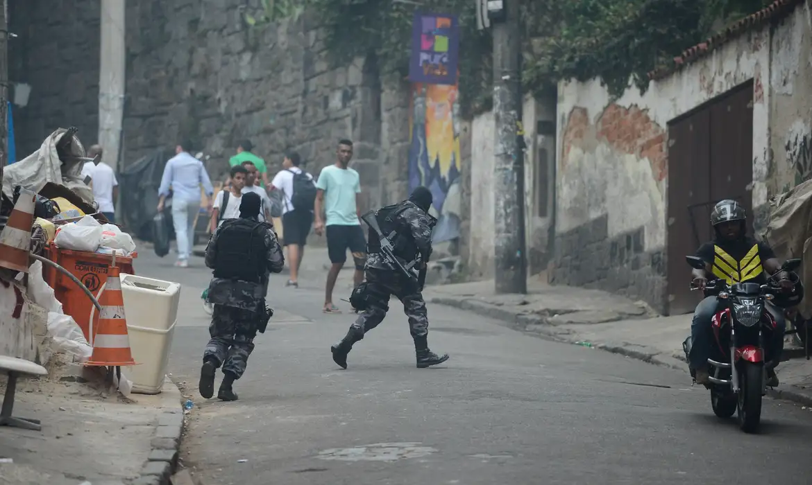 1,8 mil unidades escolares do Rio estiveram expostas a casos de violência armada, segundo relatório