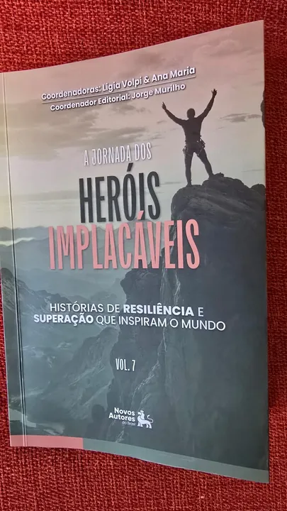 A Jornada dos Heróis Implacáveis, obra coletiva que reúne relatos de superação e inspiração