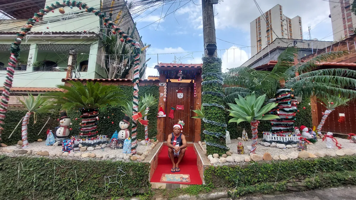 Alex decora sua casa para o Natal desde 1988