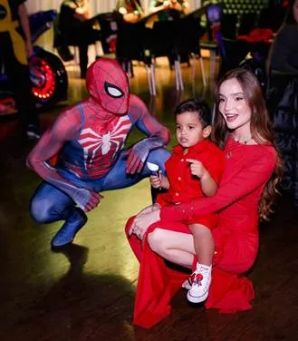 O tema escolhido foi o Homem-Aranha — mas não apenas uma versão: a celebração reuniu diferentes fases do herói nos cinemas