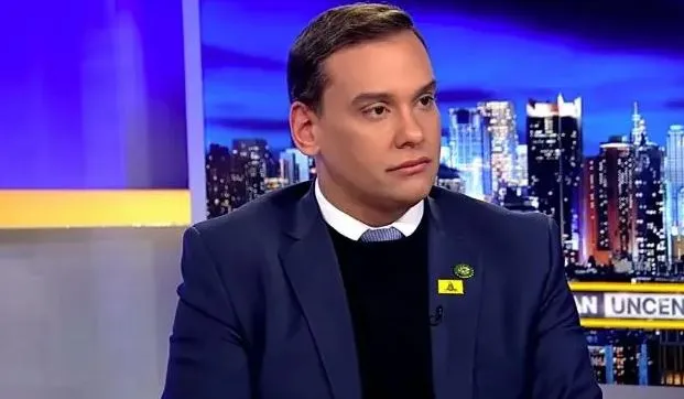 George Santos se entrega à Justiça americana e é preso