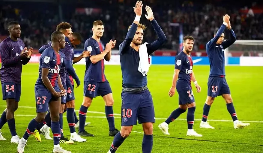 Neymar saudando a torcida em época que atuava no PSG