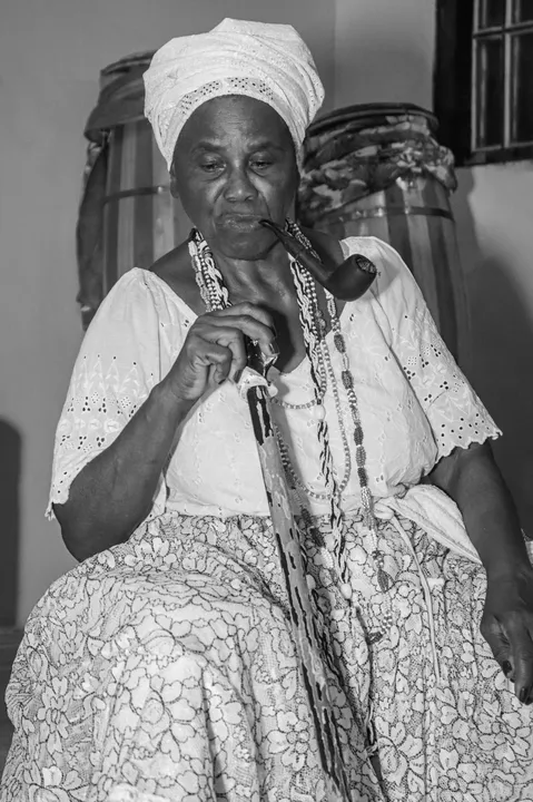 Por meio de uma seleção cuidadosa de imagens, a exposição convida o público a mergulhar na riqueza simbólica da Umbanda