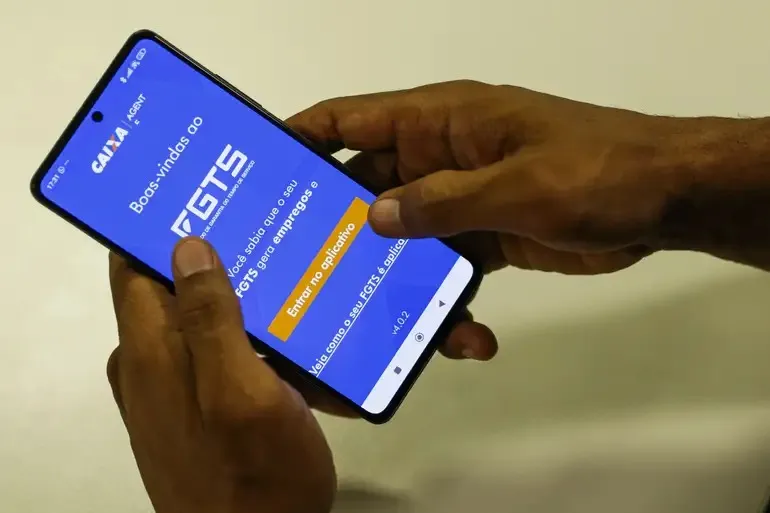 Para quem tiver o interesse de saber se vai receber algum valor, basta realizar uma consulta no site da Caixa ou pelo aplicativo FGTS no celular