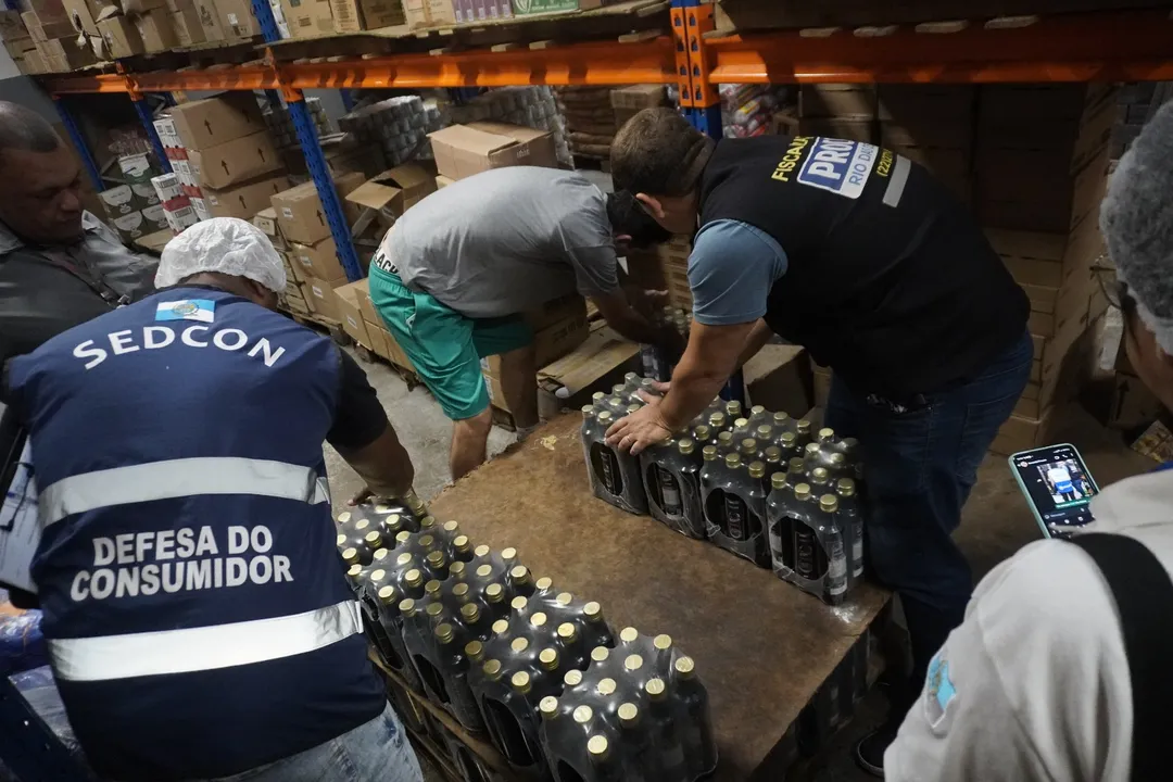 A fiscalização também constatou problemas estruturais como paredes e tetos com rachaduras, piso quebrado na câmara fria, ralos sem proteção, chão rugoso, entre outros