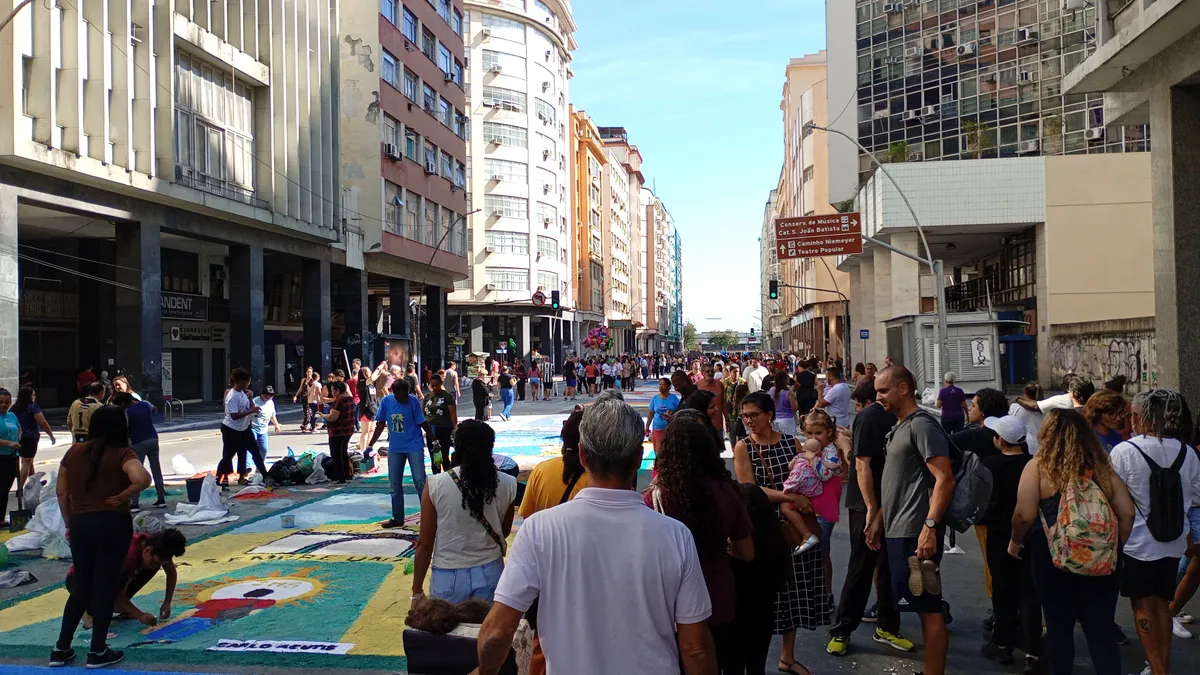 Avenida Amaral Peixoto se transforma em um grande mosaico de fé, cores e devoção