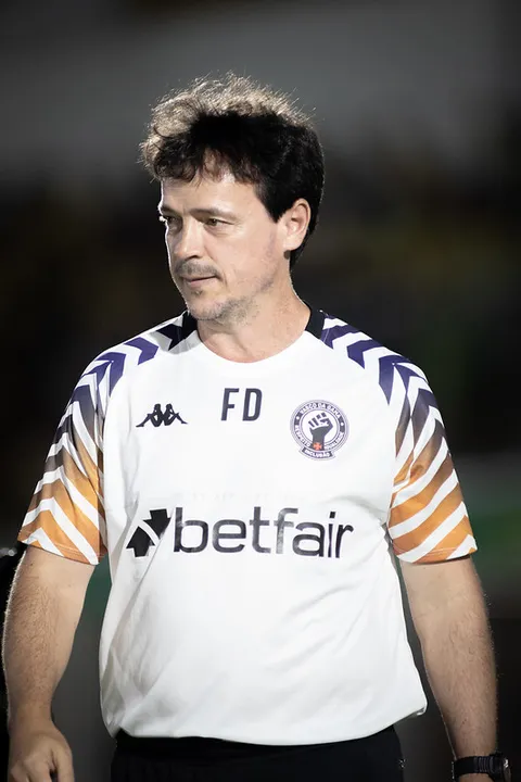 Fernando Diniz tem a confiança da diretoria do Vasco para semana importante
