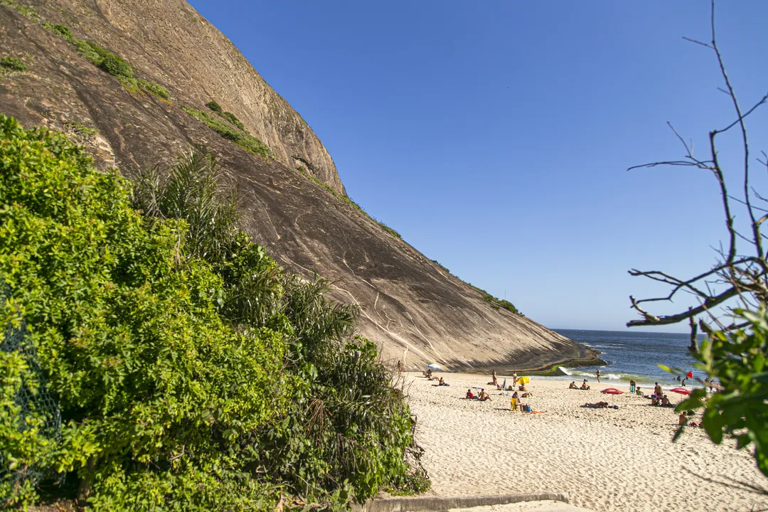 Praia de Itacoatiara, em Niterói, está favorável ao banho de mar nesse final de semana