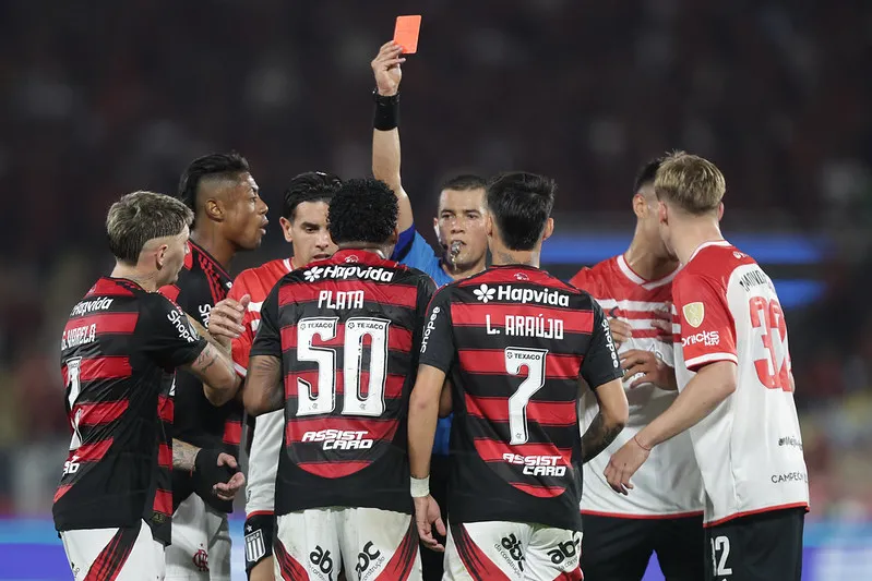 Expulsão de Plata foi anulada e ele pode defender o Flamengo no jogo de volta das quartas de final da Libertadores