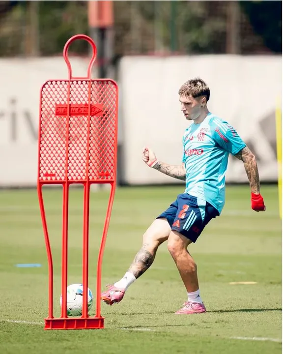 Varela deve reforçar o Flamengo no duelo contra o Estudiantes, na quinta (18)