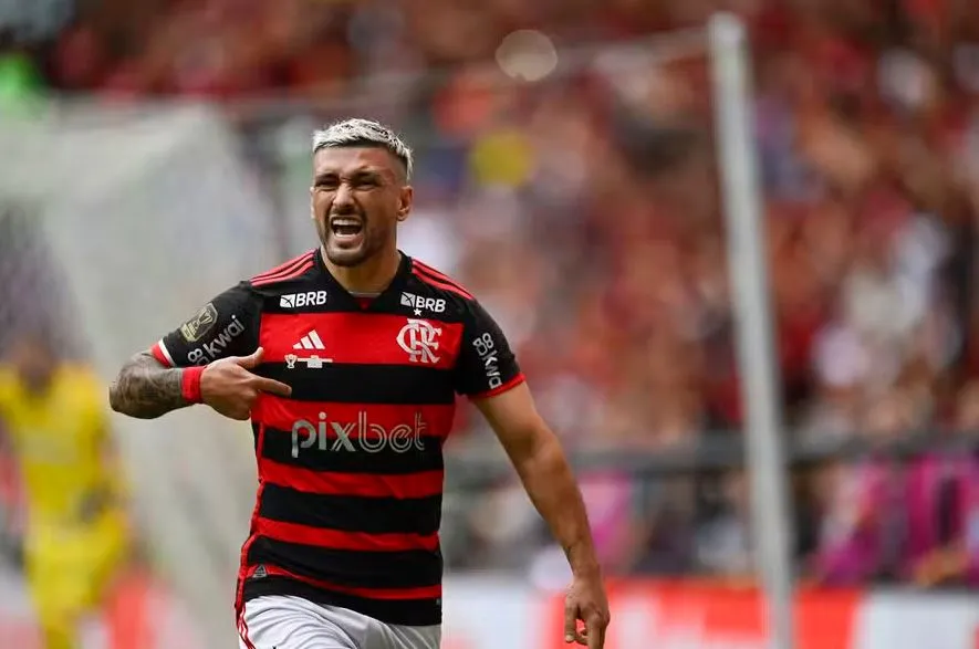 Arrascaeta deve estar no time titular do Flamengo para o clássico diante do Botafogo