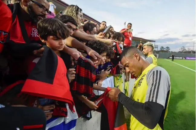 De la Cruz autografa camisa de torcedor durante a pré-temporada de 2024, em solo americano