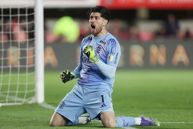 Rossi falhou no gol do Estudiantes, mas se tornou herói pegando dois pênaltis