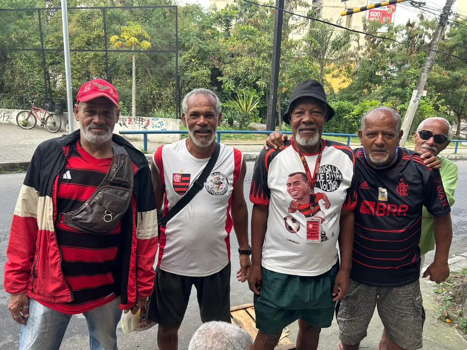 Os aposentados Ademar José Faustino, Adenilton da Silva, Marco Antônio Conta e Nilson da Silva comemoram a vitória