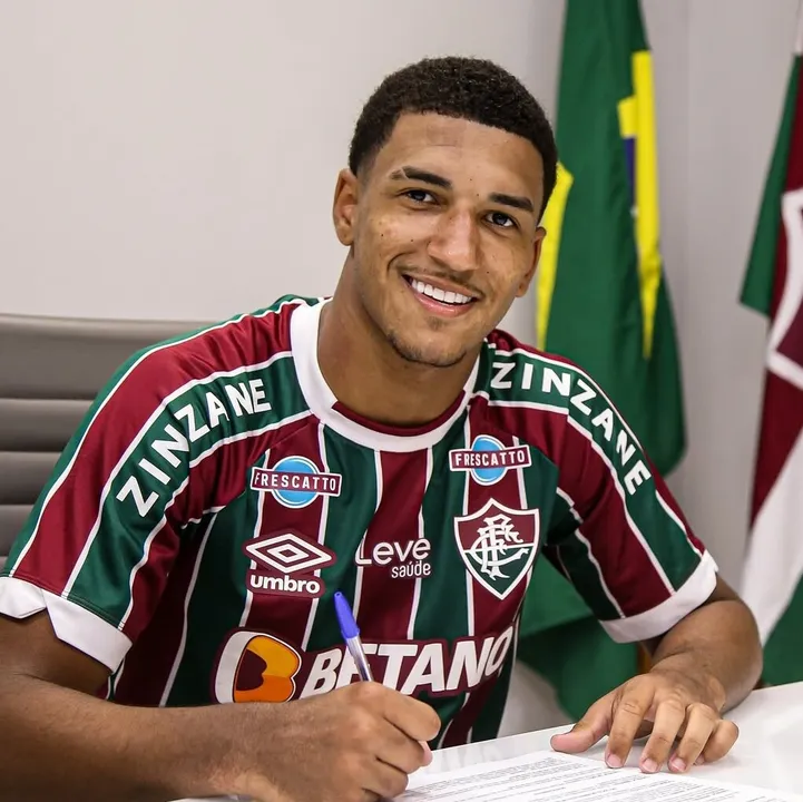 Kauã Elias assinando contrato de renovação com o fluminense em 2024