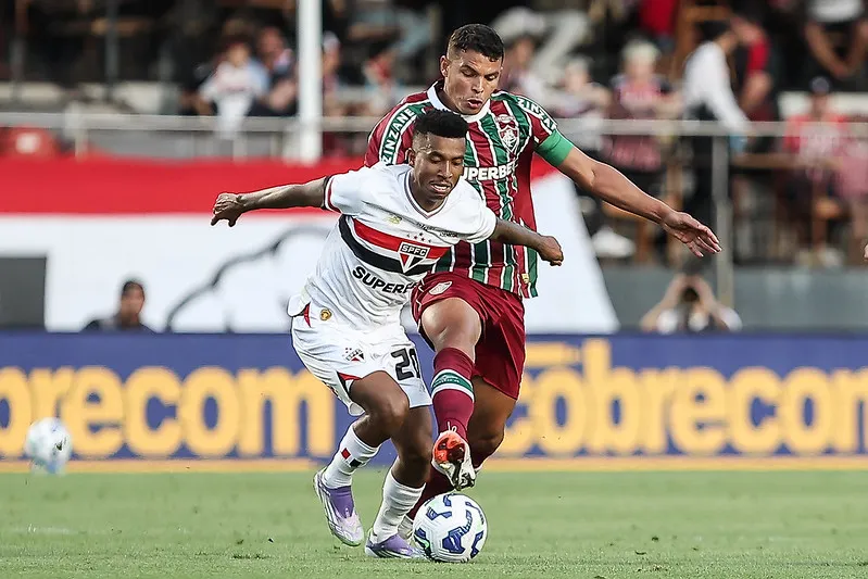 Fluminense perde para o São Paulo e se complica no Brasileirão