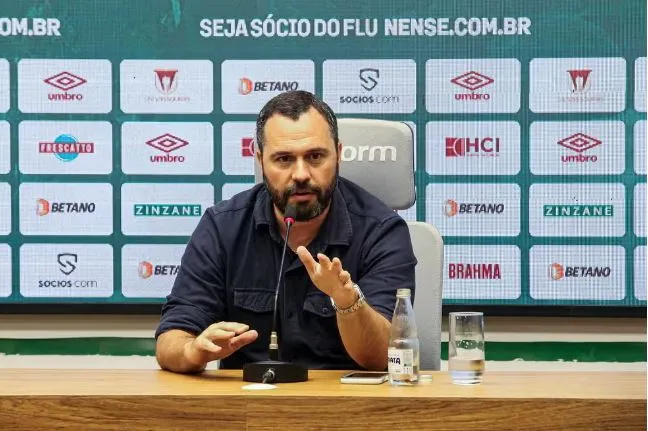 Mário Bittencourt, presidente do Fluminense, busca reforços para o elenco de 2025