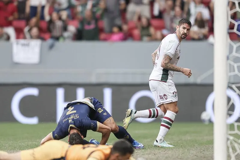 Everaldo marcou o gol da virada do Fluminense no Mané Garrincha