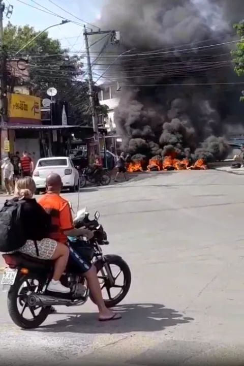 Criminosos atearam fogo em barricadas na manhã desta segunda-feira (29)