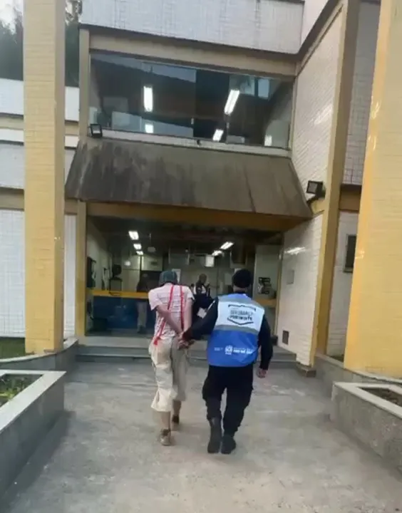 Homem fantasiado de Chaves imita gesto do personagem ao ser levado por policiais em Miguel Pereira