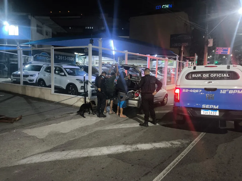 O veículo foi apreendido pela polícia