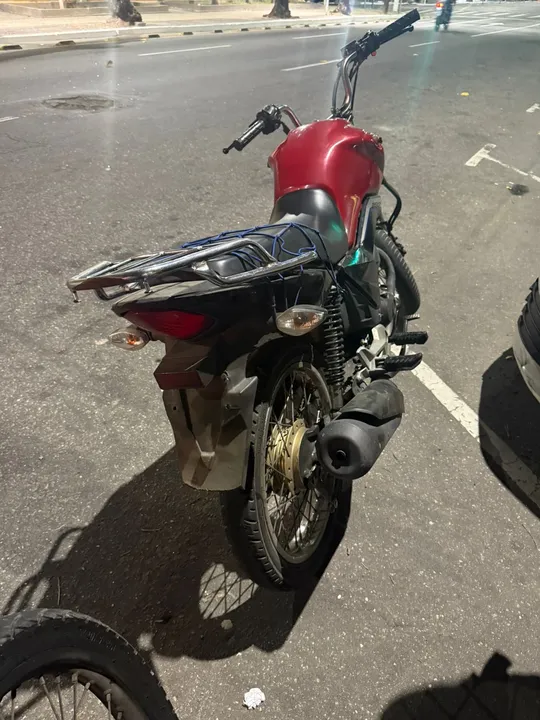 Na ação, os policiais apreenderam uma Honda CG Titan 160 vermelha, com registro de roubo no estado do Espírito Santo