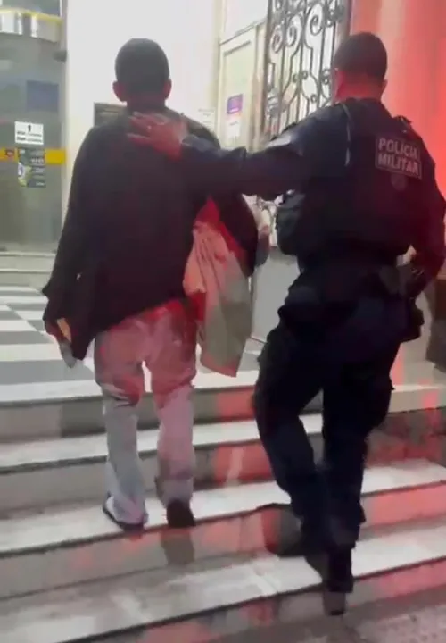 O homem foi conduzido à 76ª DP (Centro), onde o mandado foi cumprido