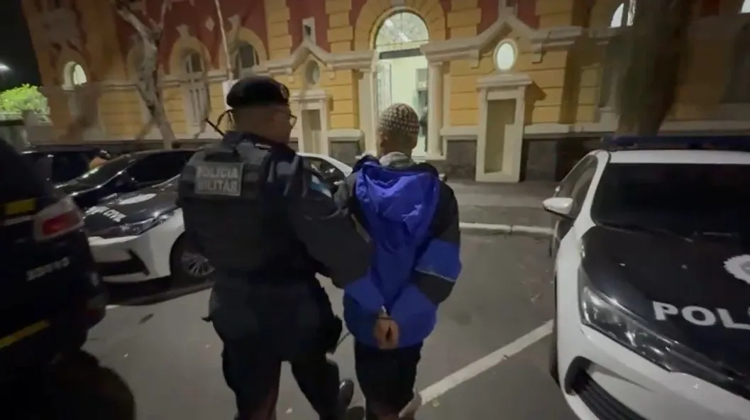 O suspeito, conhecido como "Frango", era alvo de um mandado de prisão preventiva pelo crime de homicídio