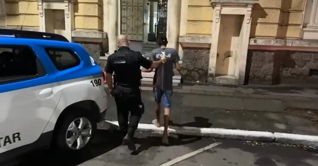 Policiais do 12º BPM prenderam o homem com passagem por tráfico e lesão corporal