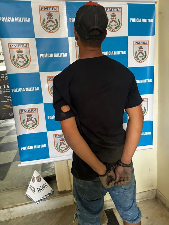 Contra o homem de 28 anos havia um mandado de prisão expedido pela 2ª Vara Criminal de Niterói