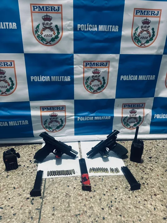 Com eles, foram apreendidas duas pistolas — uma Taurus 838, calibre .380, e uma Bersa Thunderbolt 9 Pro, calibre 9mm