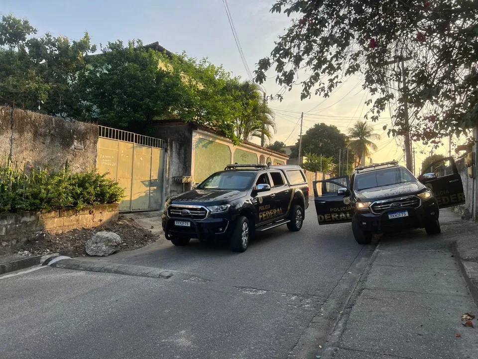 Na deflagração de hoje, policiais federais cumprem seis mandados de prisão preventiva contra integrantes do grupo investigado