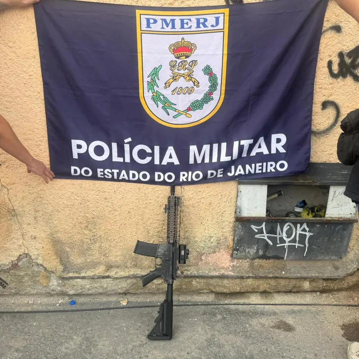 Durante buscas, os policiais encontraram um fuzil calibre 5,56mm