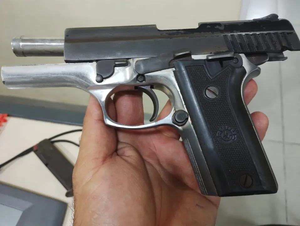 Com ele, os policiais apreenderam uma pistola Taurus PT 940, calibre .40, sem numeração, além de 11 munições intactas