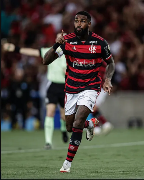Gerson em campo pelo Flamengo