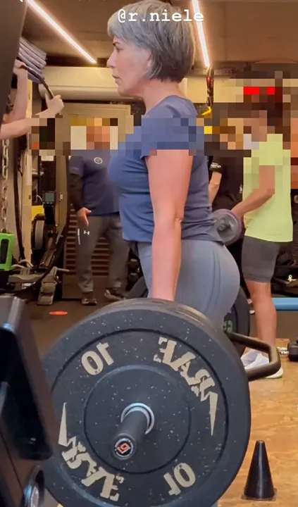 Atriz de 61 anos publicou vídeo malhando na academia e recebeu comentários tanto de alerta quanto de admiração pela disposição