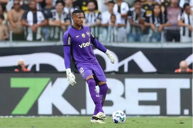 John não é relacionado pelo Botafogo para duelo contra o Fortaleza, no sábado (09)