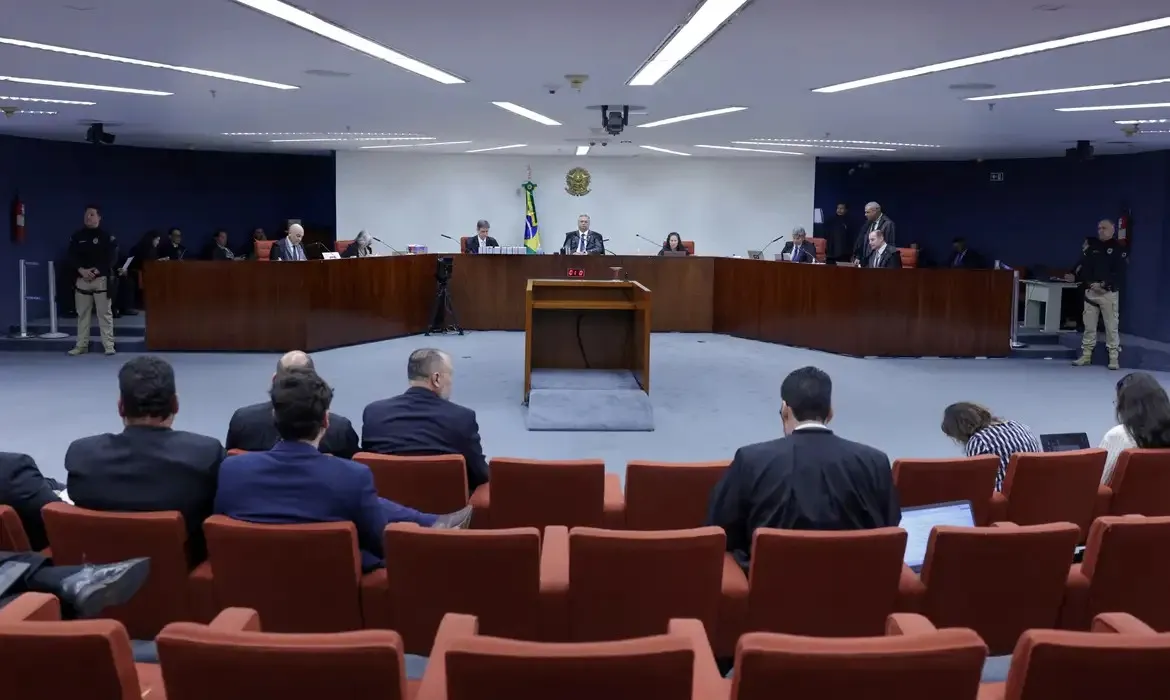 Na leitura do relatório, Moraes resumiu os argumentos de cada defesa, mas os advogados dos réus ainda terão a oportunidade de falar durante o julgamento