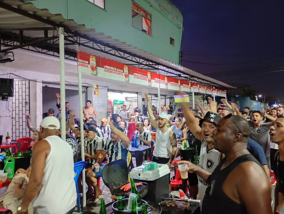 Espaço ficou lotado de torcedores apesar do jogo em horário comercial