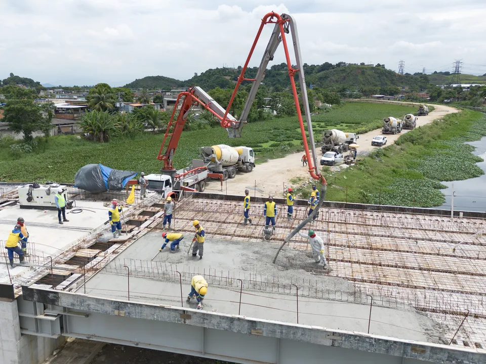 Concretagem e pavimentação de mais uma parte da Ponte do Pilar