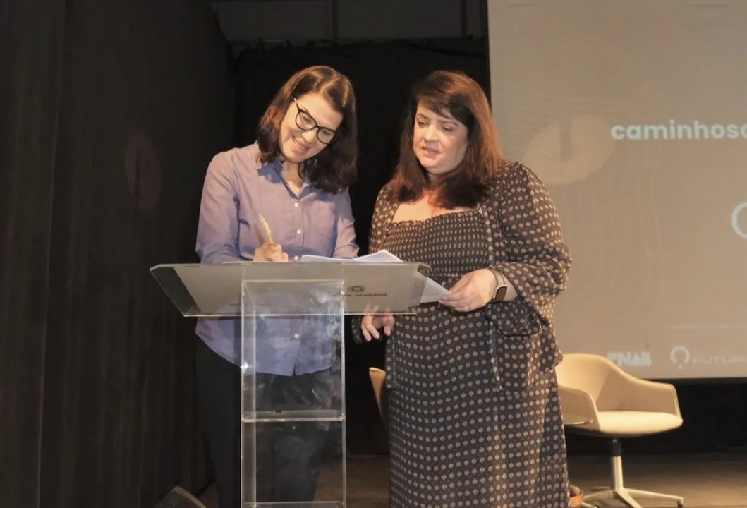 Danielle Barros, Secretária de Estado de Cultura e Economia Criativa do Rio, e Sara Crosman, Presidente do Instituto Futuros, assinam termo de compromisso do projeto Caminhos Criativos