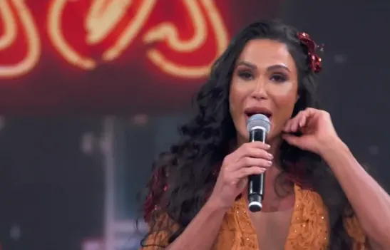 Gracyanne conseguiu terminar a coreografia, mas ao deixar o palco, não resistiu às fortes dores e foi socorrida