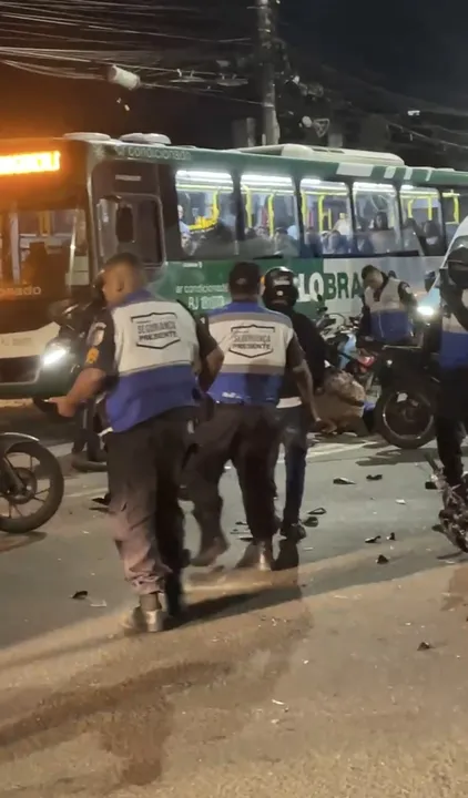 Com o impacto da batida entre as duas motos, os três ocupantes foram arremessados ao solo