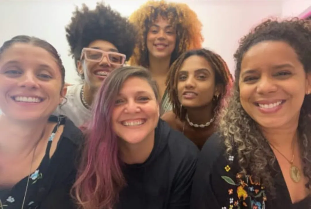 O grupo é formado por Carolina Vergara Muzi, Cintia Krauser, Fernanda de Paula, Flávia Freitas, Paula Guimarães, Danielle Silva  e Thainã Vianna