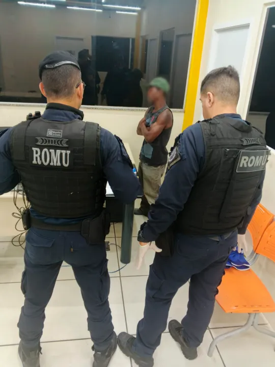 O homem tentou resistir à prisão, mas permanece preso na 72ª DP (Mutuá)