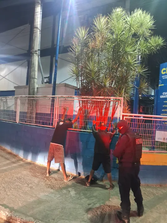 Os homens foram flagrados pelas câmeras de monitoramento da Central de Segurança de São Gonçalo