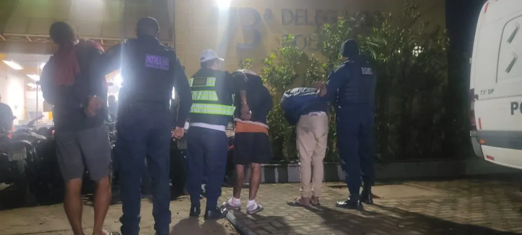 Os três homens foram levados para a 74ª DP (Alcântara), sendo encaminhados posteriormente para a 73ª DP (Neves), onde permanecem presos